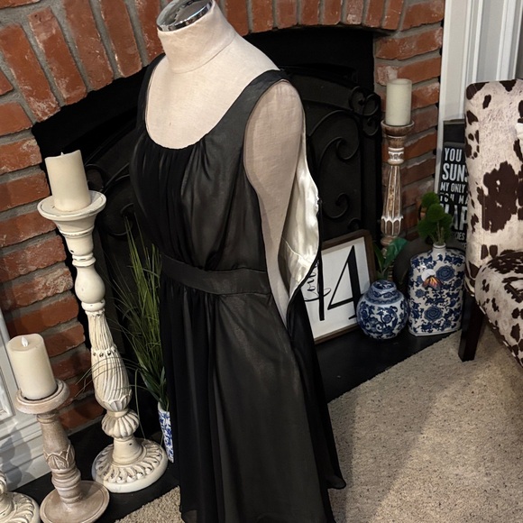 Elegant Black Midi Dress - Picture 3 of 8